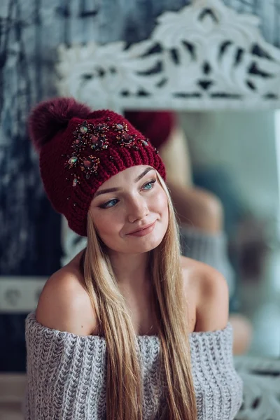 Молода жінка з макіяжем в капелюсі — стокове фото