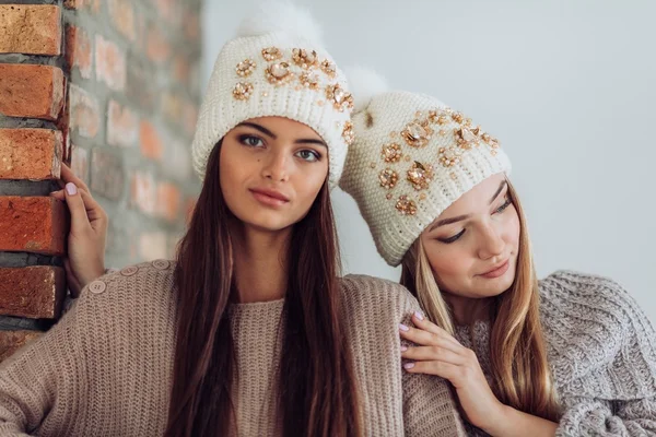 Jonge vrouwen met make-up in hoeden — Stockfoto