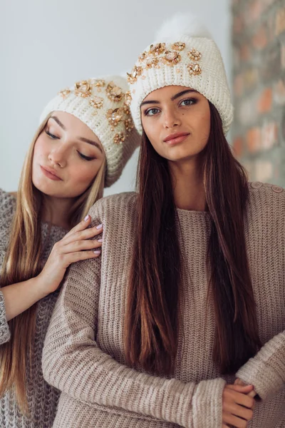 Mulheres jovens com maquiagem em chapéus — Fotografia de Stock