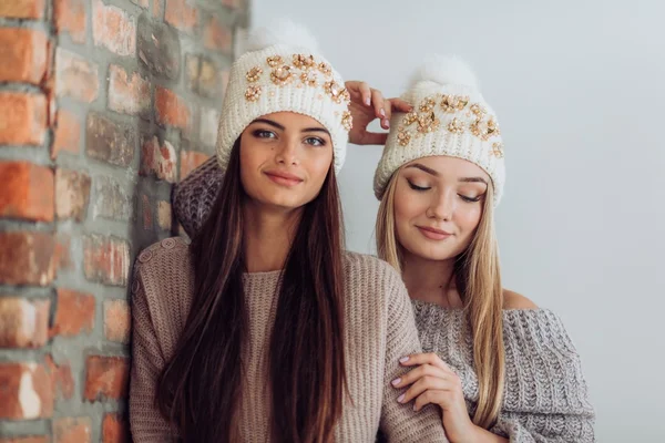 Jonge vrouwen met make-up in hoeden — Stockfoto