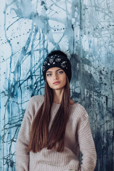 Giovane donna con trucco in cappello — Foto Stock