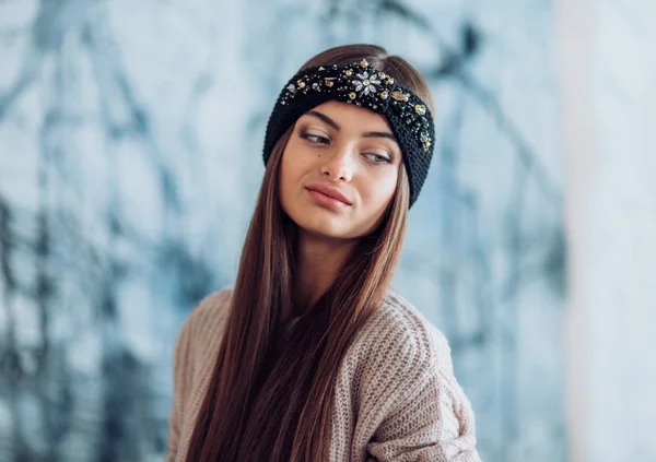 Genç kadın sıcak kafa bandı — Stok fotoğraf