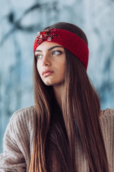 Junge Frau mit warmem Stirnband — Stockfoto