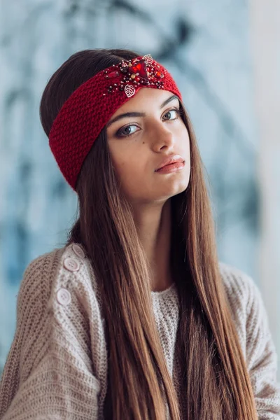 Genç kadın sıcak kafa bandı — Stok fotoğraf