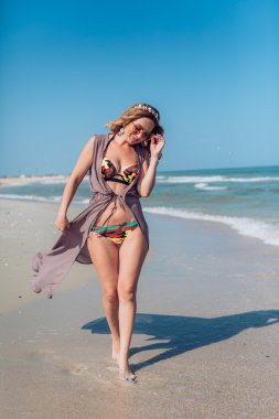 kadın kum sahil üzerinde üzerinde