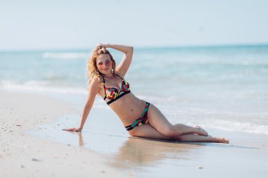 kadın kum sahil üzerinde üzerinde