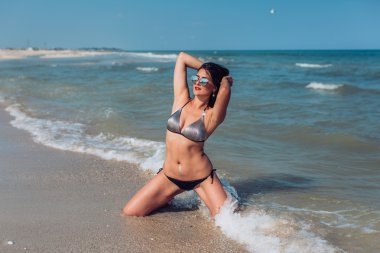  kadın kum sahil üzerinde üzerinde