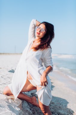  kadın kum sahil üzerinde üzerinde