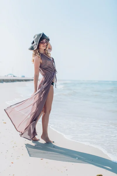 Femme sur le sable sur le bord de la mer — Photo