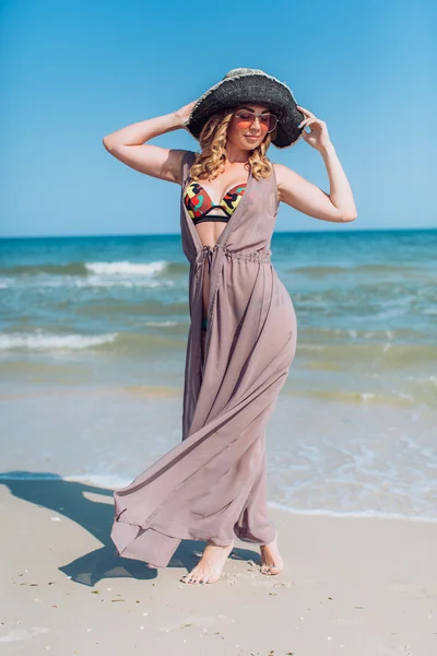 Kvinne i sanden på stranden – stockfoto