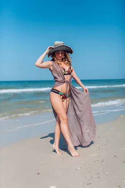 Женщина на песке на берегу моря — стоковое фото