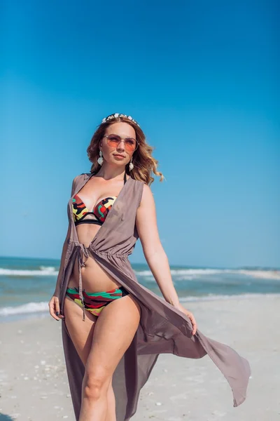 Donna sulla sabbia sulla riva del mare — Foto Stock