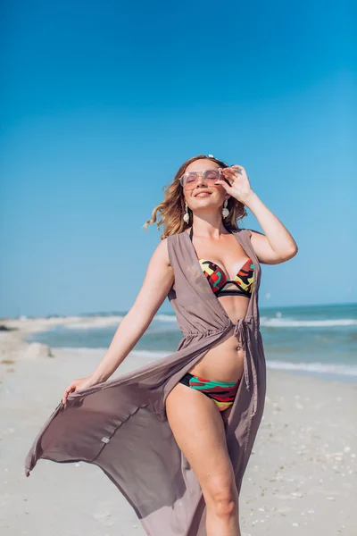 Mulher na areia na praia — Fotografia de Stock