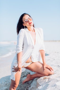  kadın kum sahil üzerinde üzerinde