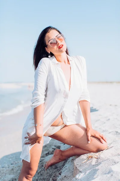 Kadın kum sahil üzerinde üzerinde — Stok fotoğraf