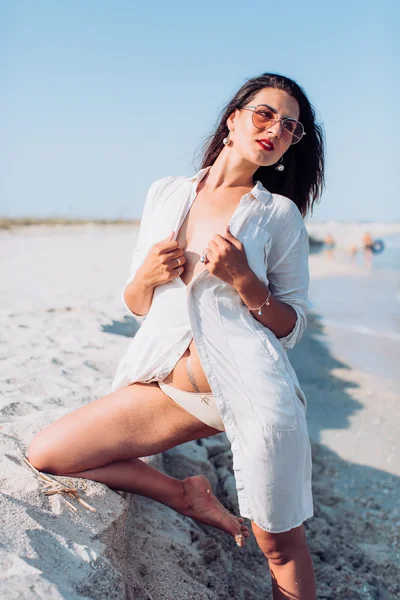 Kadın kum sahil üzerinde üzerinde — Stok fotoğraf