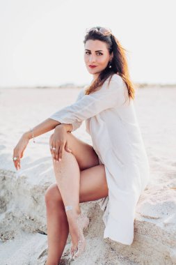 deniz kıyısı kumsalda güzel kadın