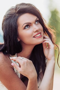 makyaj ile güzel bir genç kadın