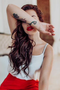 Makyaj moda giysileri olan kadın