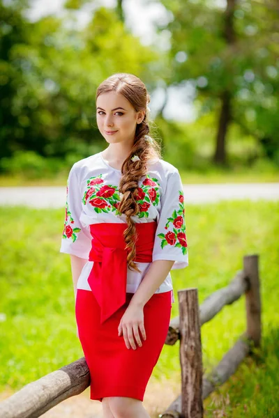 Ukrainienne fille dans national vêtements — Photo