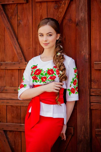 Ουκρανικό κορίτσι με εθνικά ρούχα — Φωτογραφία Αρχείου