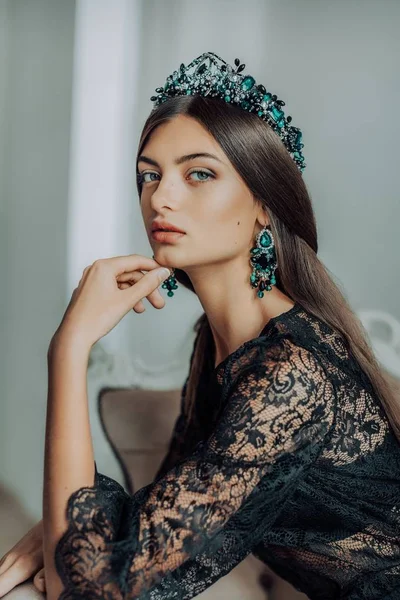 Beautiful fashion model Woman with jewelry — Stock Photo, Image