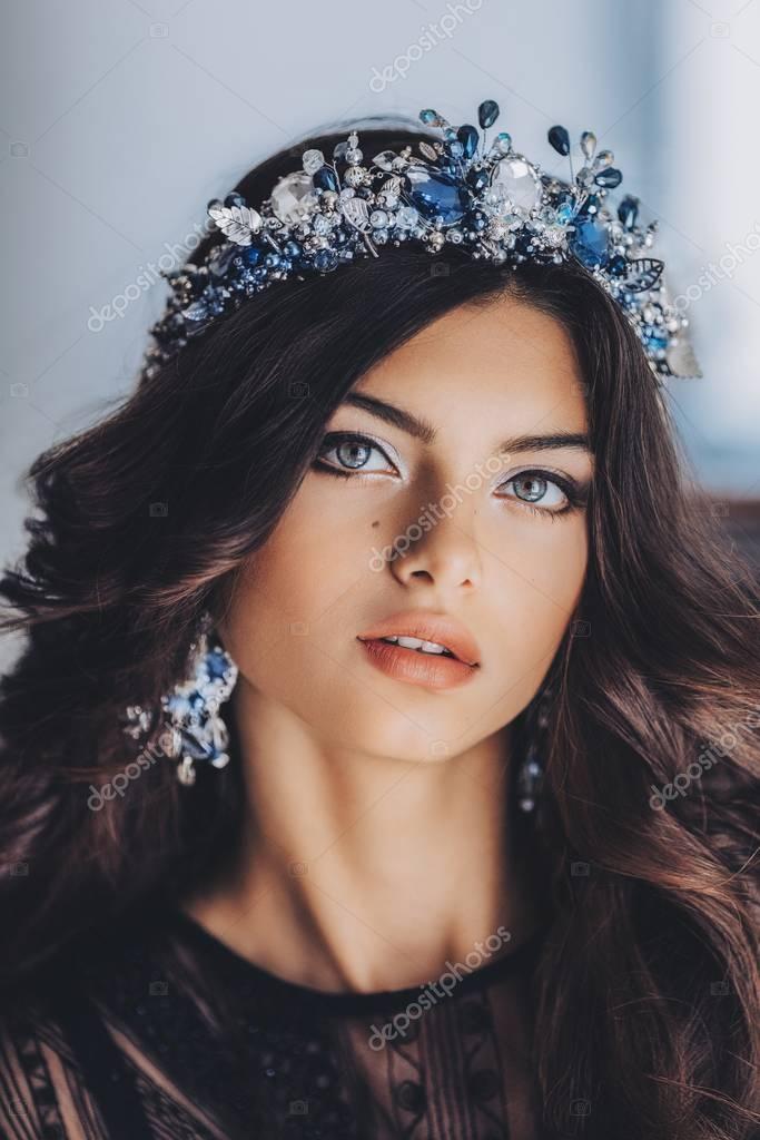 Beautiful fashion model Woman with jewelry — Stock Photo © Forewer