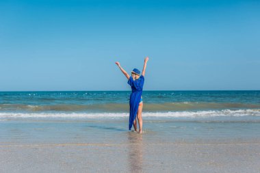 deniz kıyısı üzerinde sarışın kadın