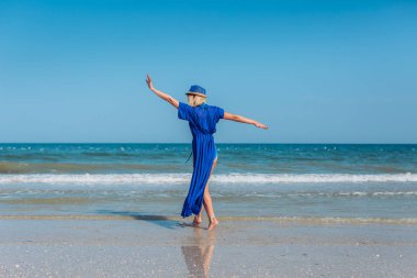 deniz kıyısı üzerinde sarışın kadın