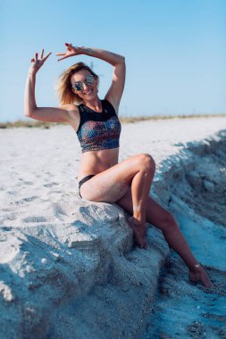 deniz kıyısı üzerinde sarışın kadın