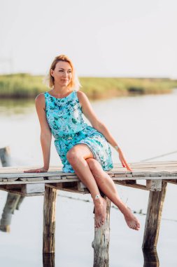 mavi elbiseli bir genç sarışın