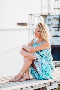 mavi elbiseli bir genç sarışın