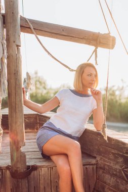  tekne içinde güzel genç sarışın