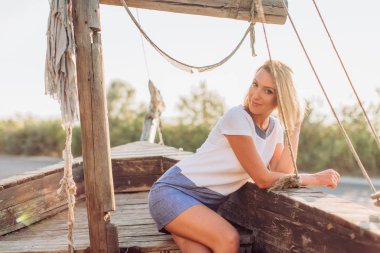  tekne içinde güzel genç sarışın