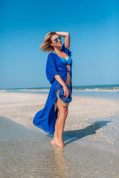 Blonde Frau am Strand — Stockfoto