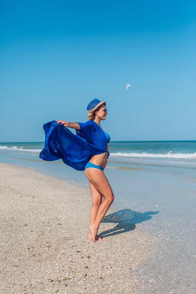 Szőke nő a tengerparton — Stock Fotó