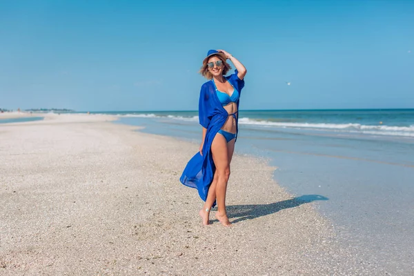 Blonde vrouw aan de kust — Stockfoto