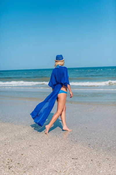 Femme blonde au bord de la mer — Photo