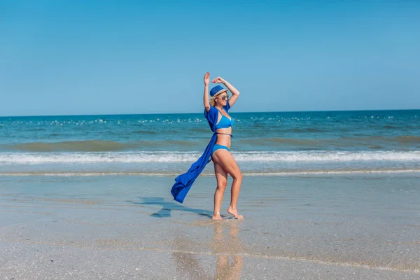 Mujer rubia en la orilla del mar —  Fotos de Stock