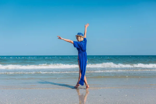 Femme blonde au bord de la mer — Photo