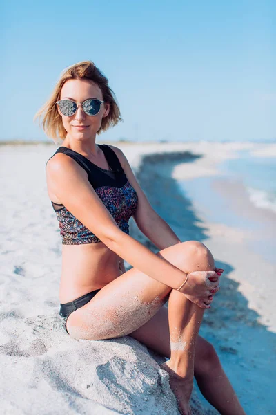 Mulher loira na praia — Fotografia de Stock