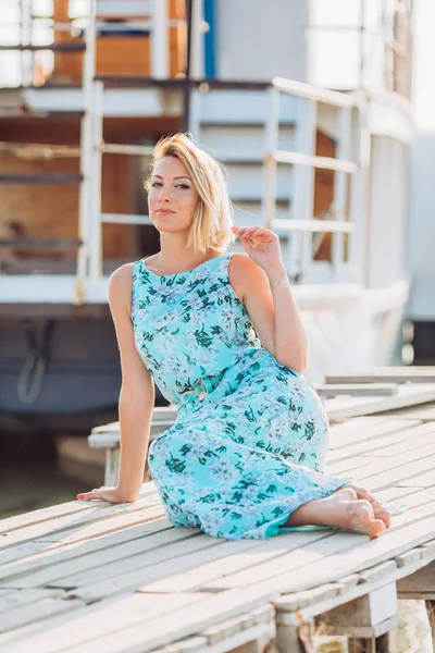 Jeune blonde dans une robe bleue — Photo