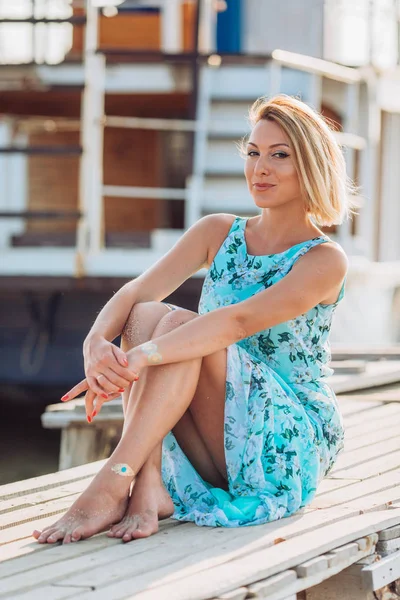 Jonge blonde in een blauwe jurk — Stockfoto