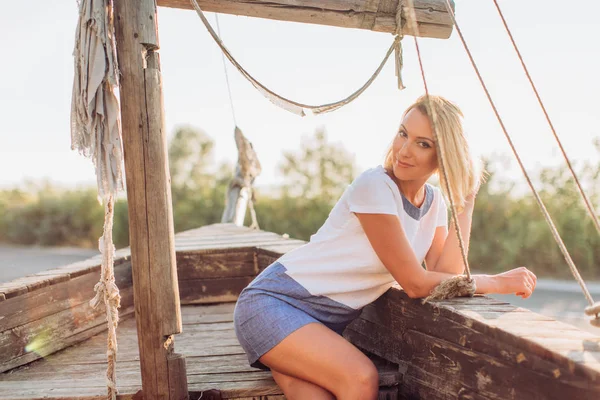  tekne içinde güzel genç sarışın