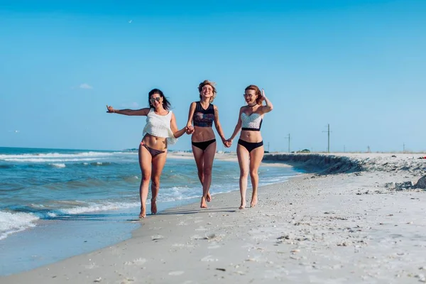 Молодые девушки на берегу моря — стоковое фото