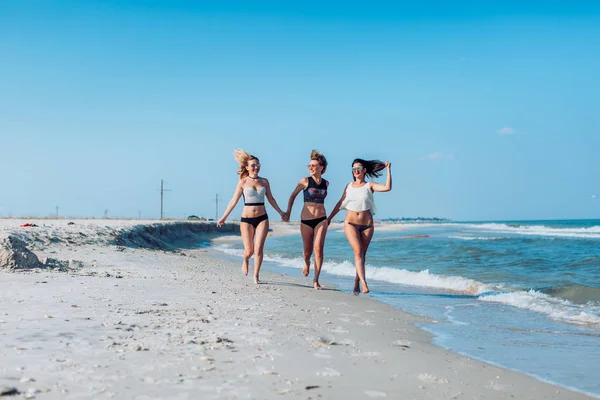 Jeunes filles sur le bord de la mer — Photo