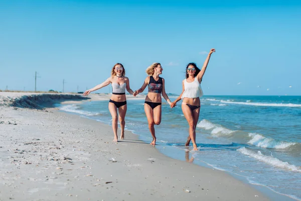 Молоді дівчата на березі моря — стокове фото
