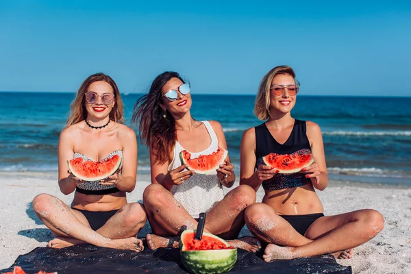 Csinos lányok a görögdinnye a strandon. — Stock Fotó