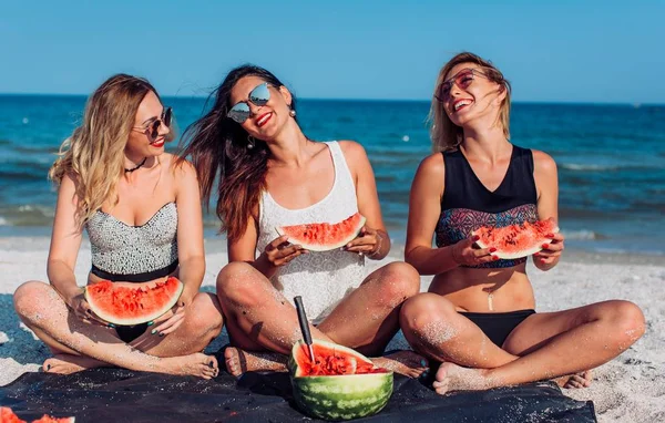 Chicas guapas con sandía en la playa . —  Fotos de Stock