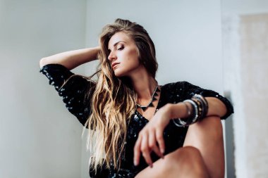 makyaj ile güzel bir genç kadın